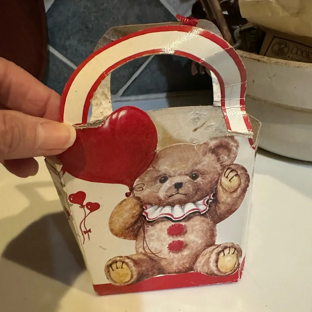 VTG 1985 RARE VALENTINE GIFT BAG COLLECTIBLE DISTRESSED TEDDY BEAR HEART 4”x7”